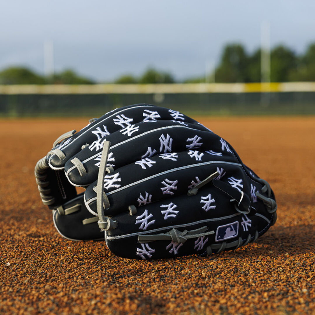 New York Yankees Heart of the Hide 11.75-Inch Infield Glove - Image 16