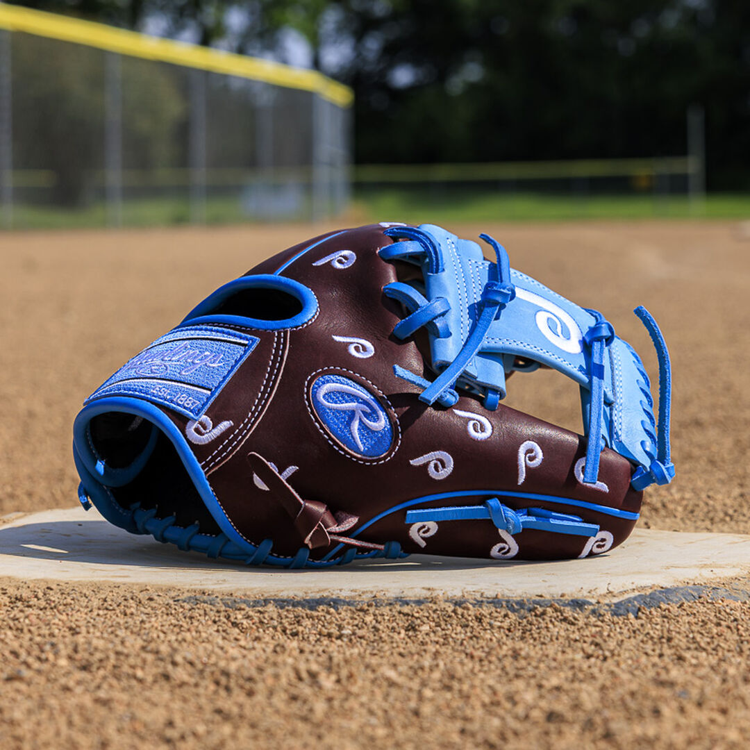 Philadelphia Phillies Heart of the Hide 11.75-Inch Infield Glove - Image 2